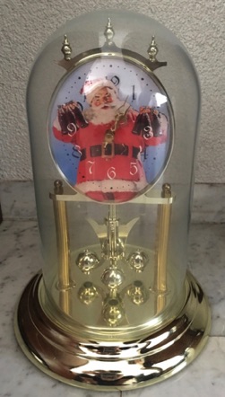 3114-1 € 65,00 coca cola klok - pendule kerstman gouden bolletjes draaien op en neer 30 cm hoog